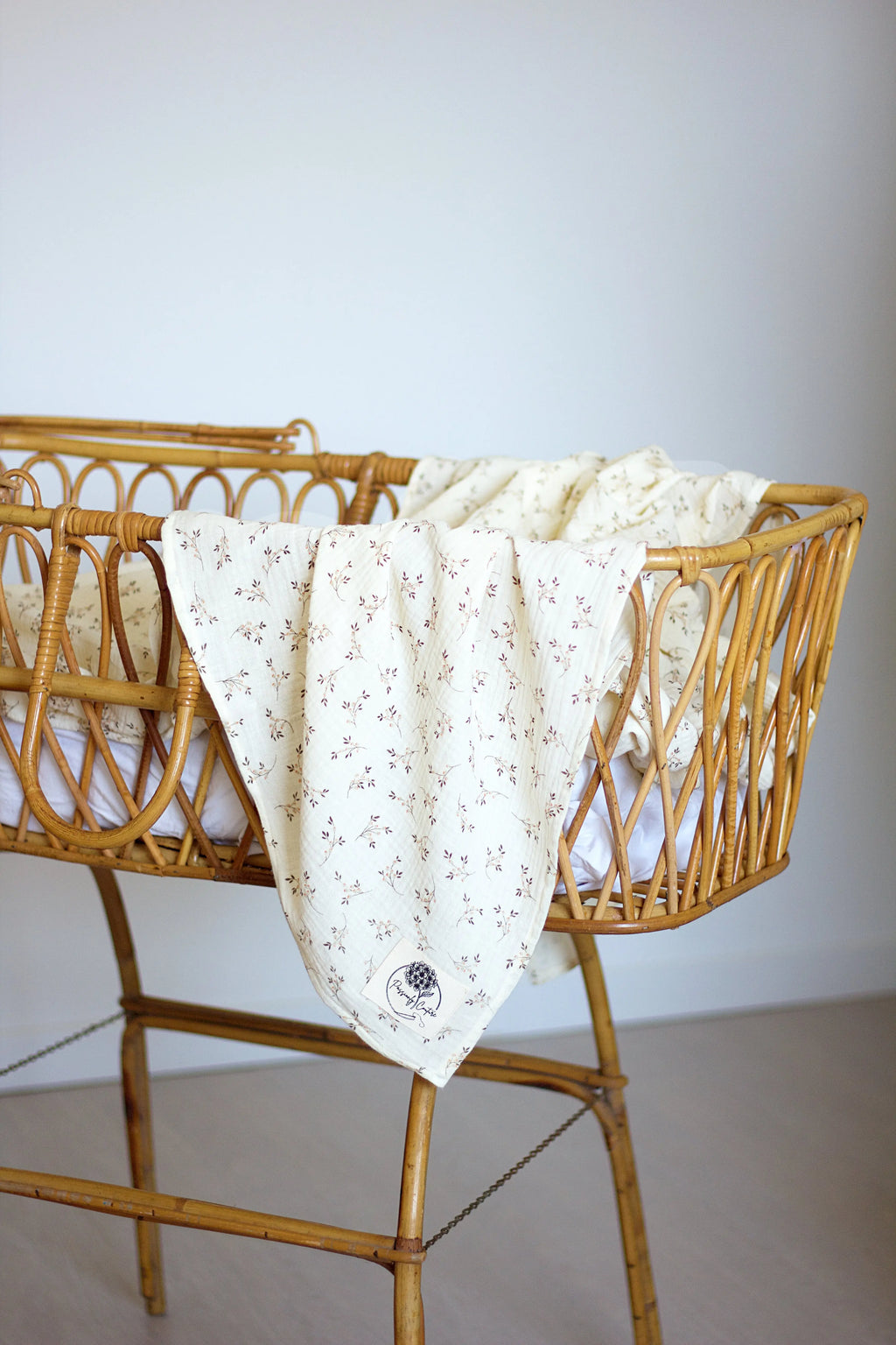 Lange bébé fleuri double gaze coton bio dans un couffin - Passionly Couture