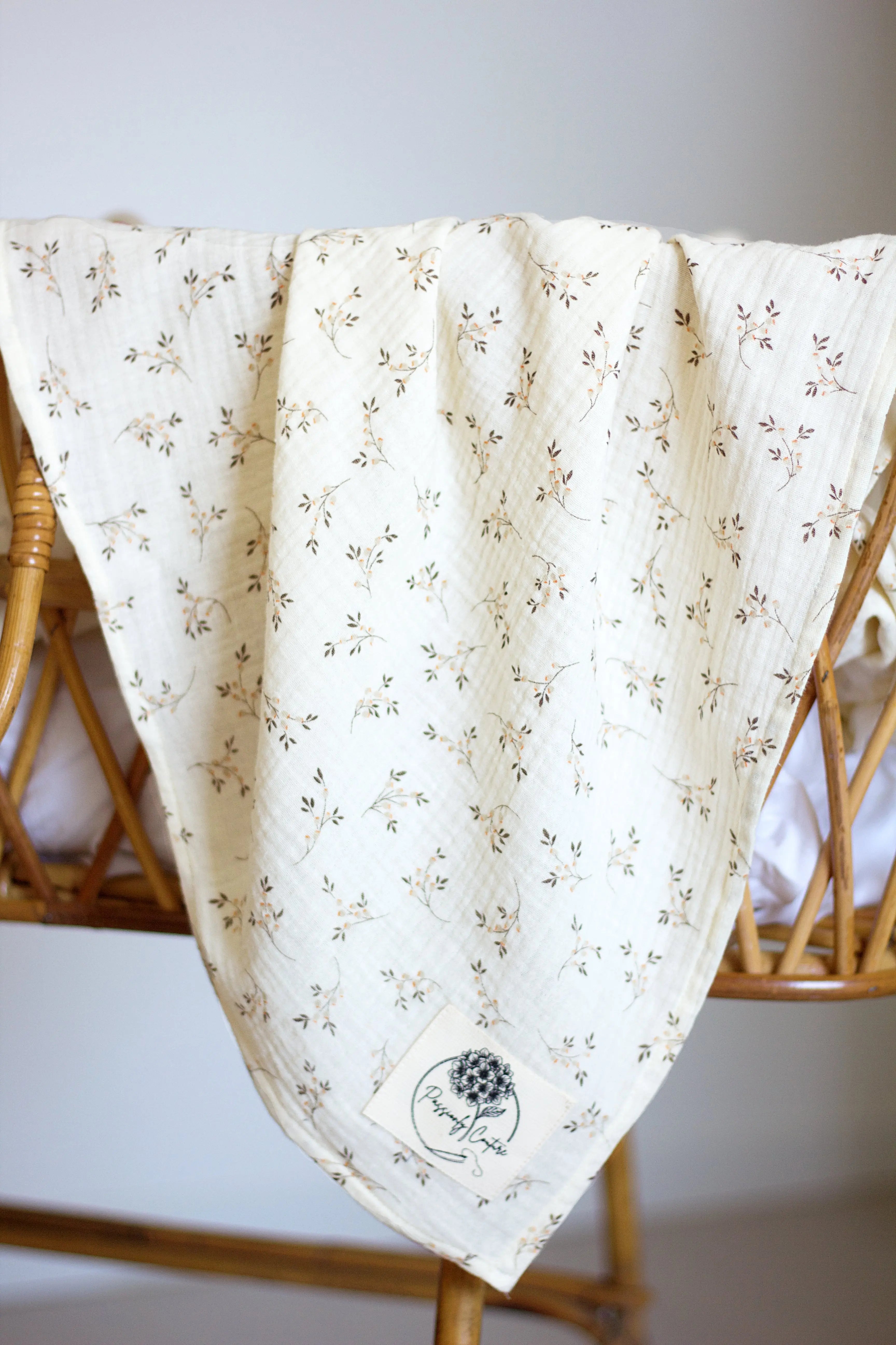 Détail tissu lange bébé fleuri double gaze coton bio - Passionly Couture