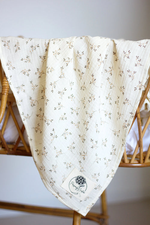 Détail tissu lange bébé fleuri double gaze coton bio - Passionly Couture