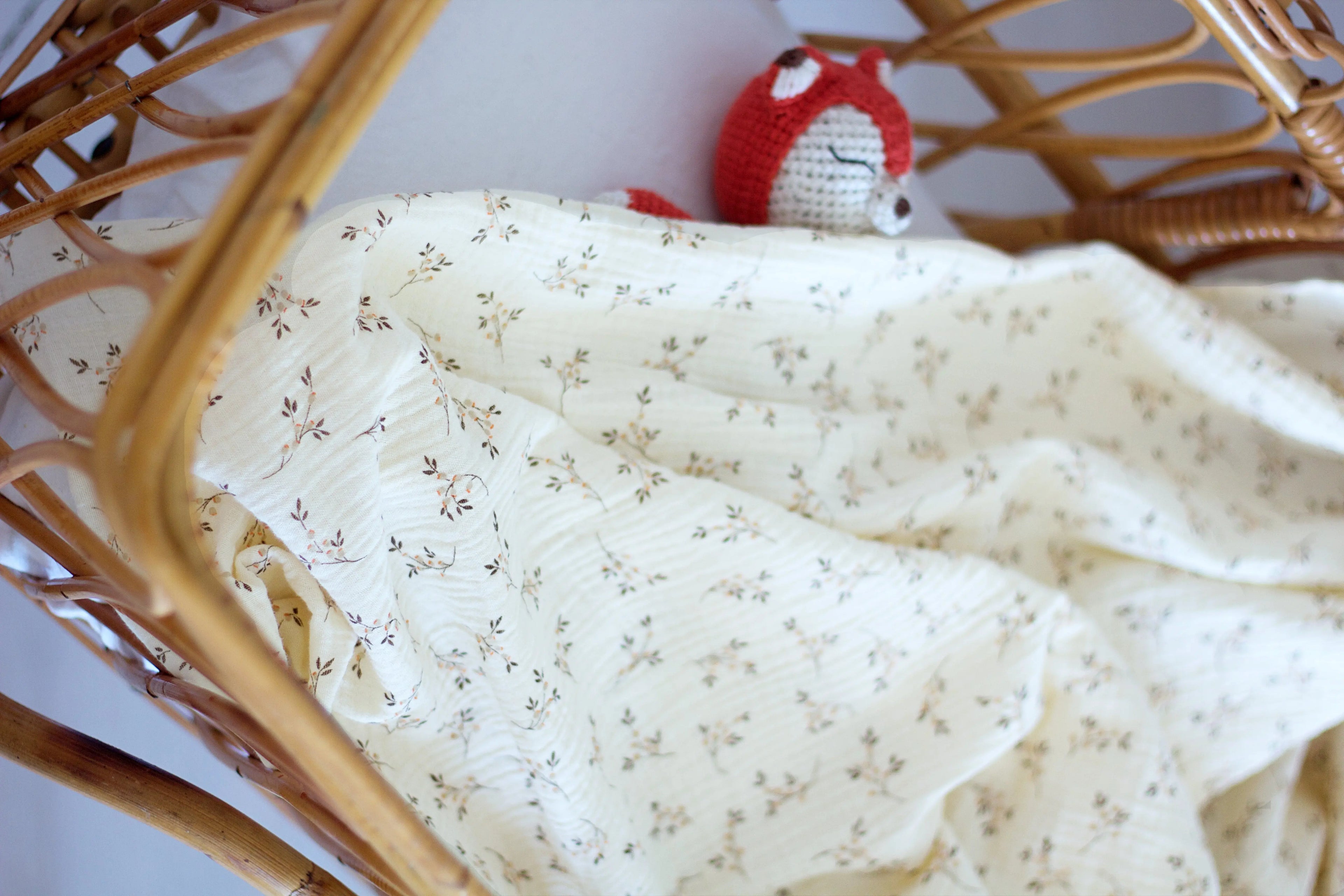 Lange bébé fleuri coton bio mise en situation couffin - Passionly Couture