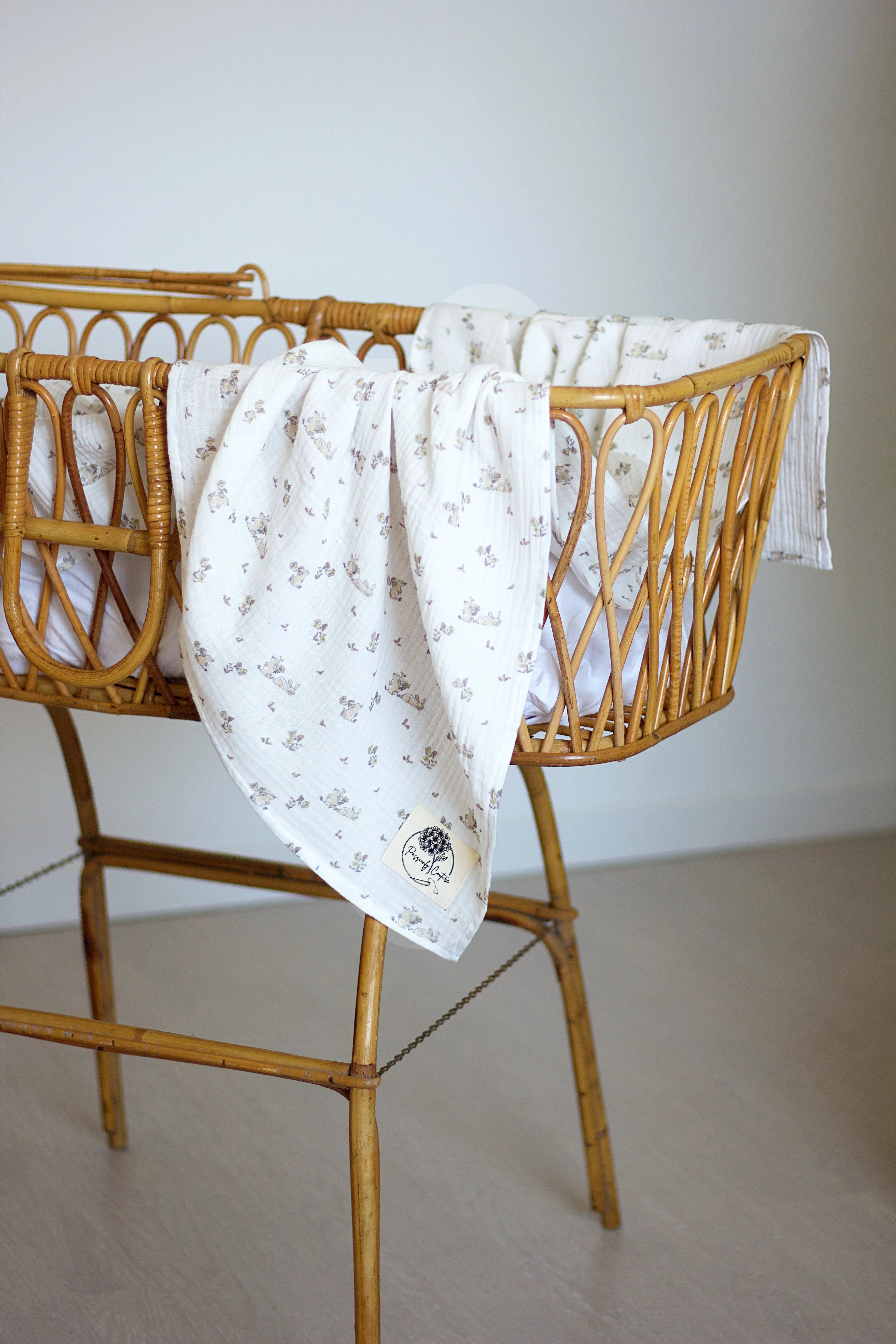 Lange bébé motif lapin double gaze coton bio dans un couffin - Passionly Couture