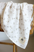 Détail tissu lange bébé motif lapin double gaze coton bio - Passionly Couture