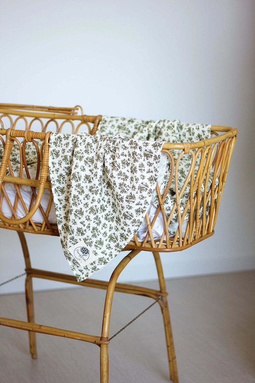 Lange bébé vert olive double gaze coton bio dans un couffin - Passionly Couture