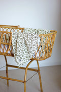Lange bébé vert olive double gaze coton bio dans un couffin - Passionly Couture