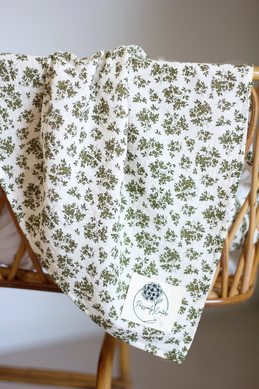 Détail tissu lange bébé vert olive double gaze coton bio - Passionly Couture