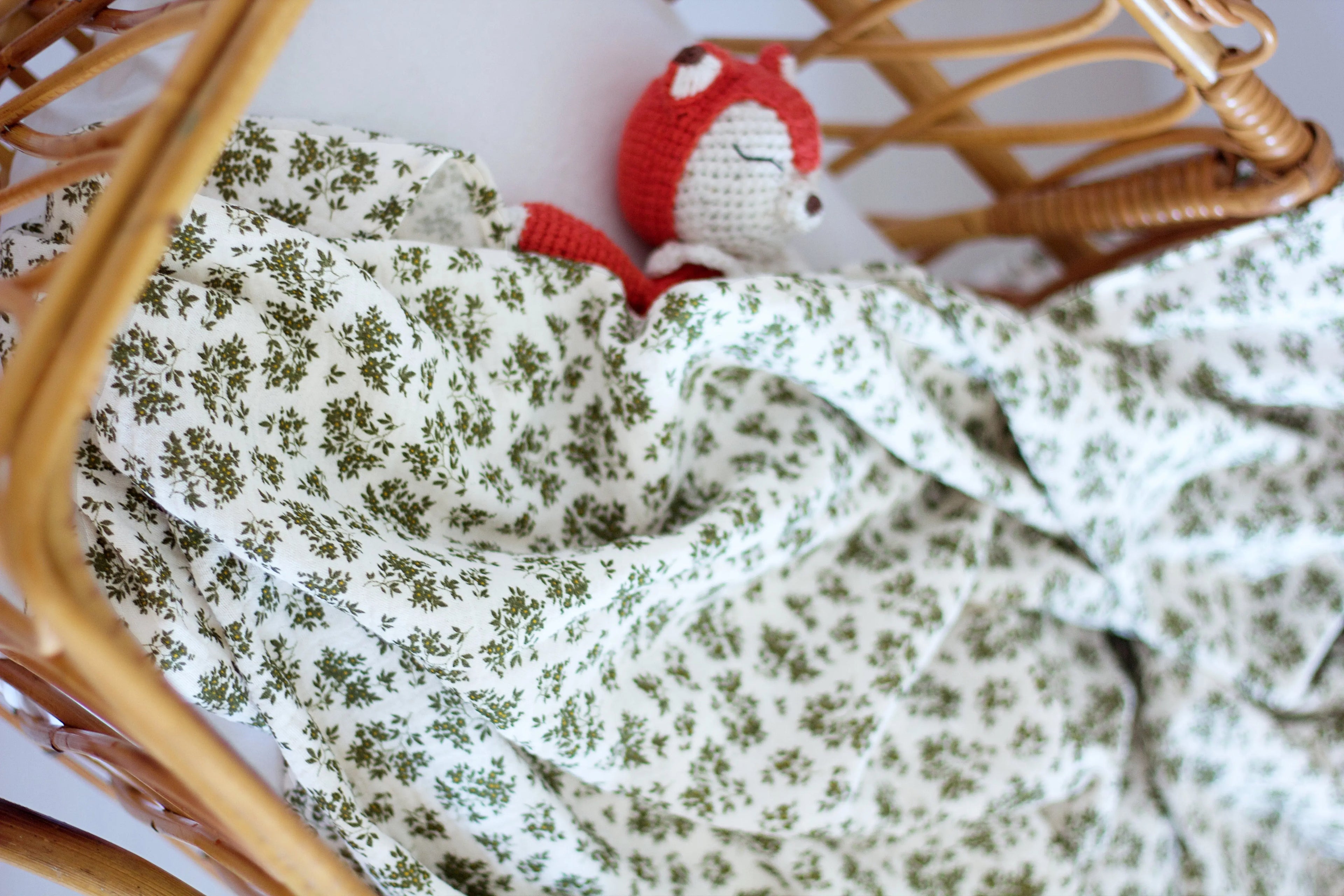Lange bébé vert olive coton bio mise en situation couffin - Passionly Couture