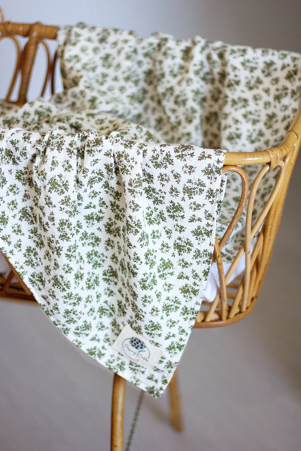 Lange bébé vert olive double gaze coton bio vue rapprochée - Passionly Couture