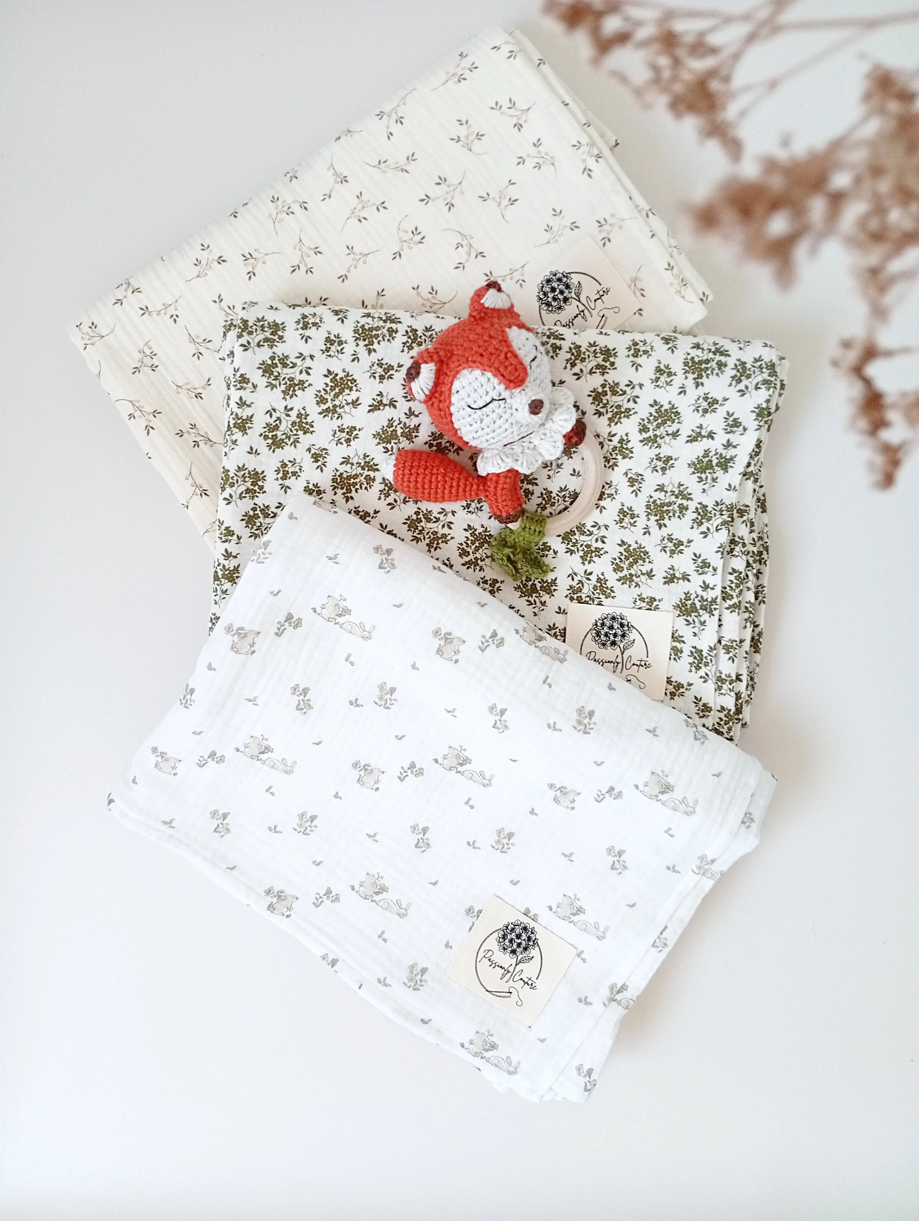 Collection langes bébé double gaze coton bio motifs lapin fleuri et vert olive - Passionly Couture