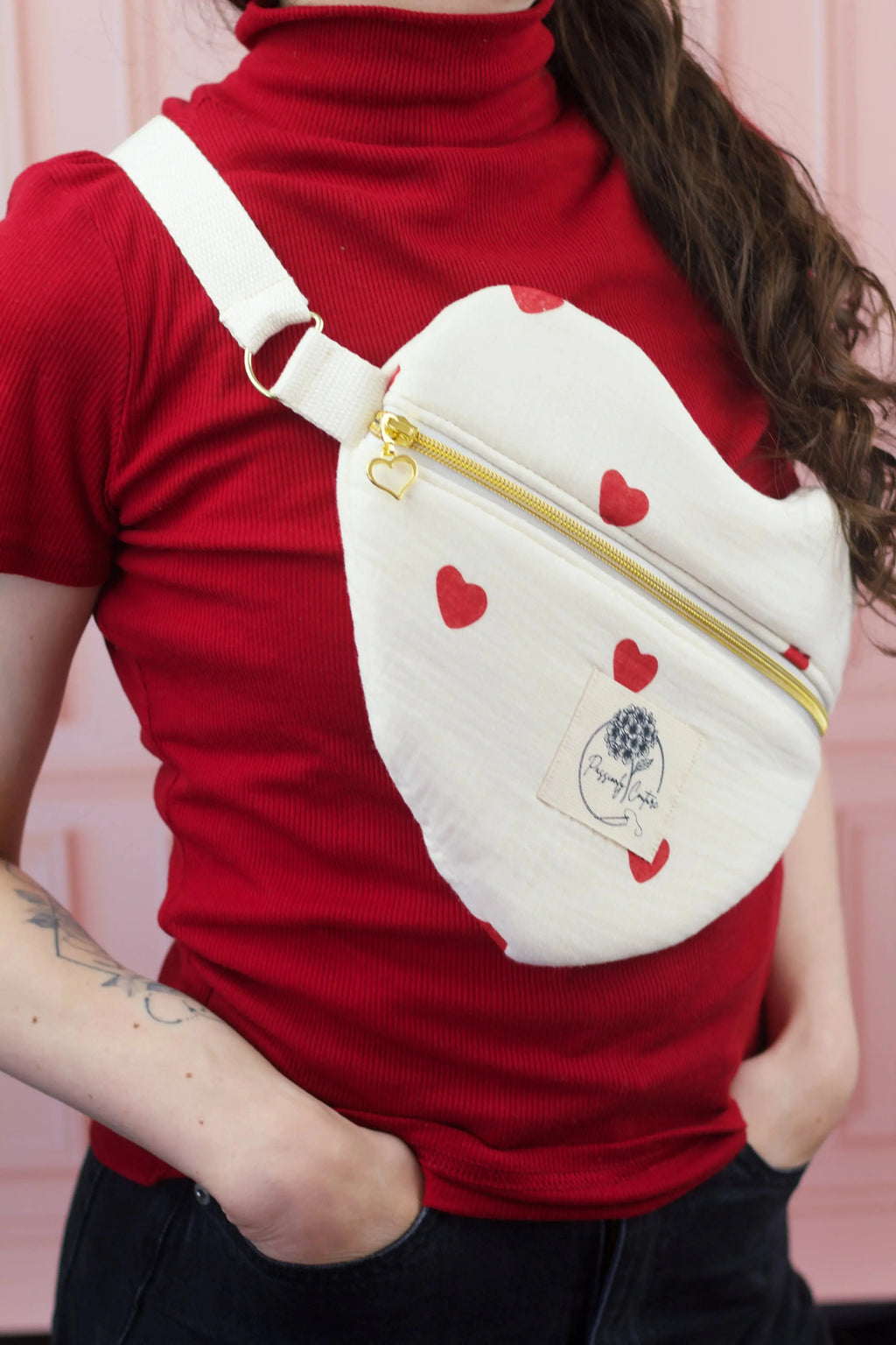 Besace coeur femme en double gaze 100%coton bio coloris vanille imprimé coeur portée sur mannequin - Passionly Couture