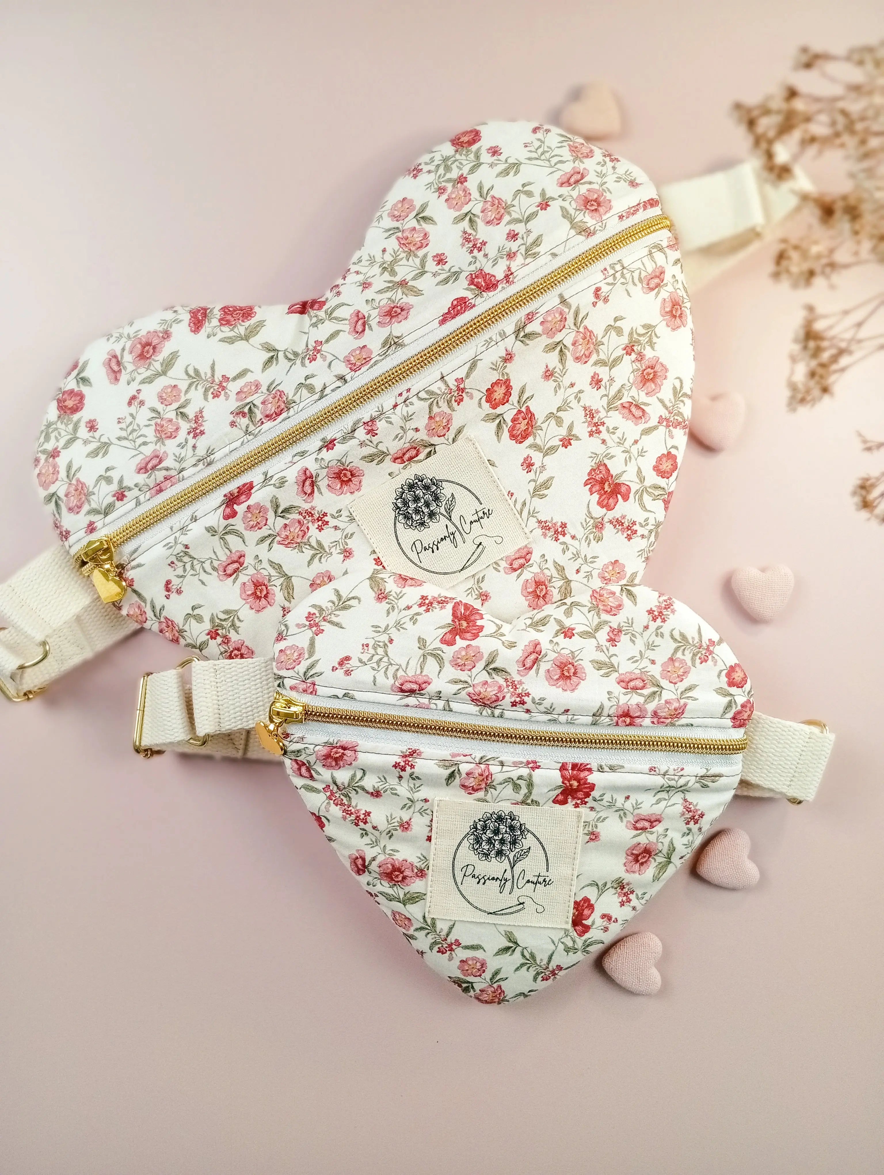 Passionly Couture - Besace Coeur - Tulipe  Popeline 100%coton Bio coloris Ivoire imprimé fleuri Vintage - Vue de face - duo Matchy-Matchy