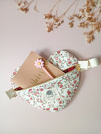 Passionly Couture - Besace Coeur - Tulipe  Popeline100%coton Bio coloris Ivoire imprimé fleuri Vintage - Vue de face avec accessoires