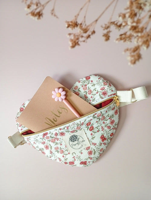 Passionly Couture - Besace Coeur - Tulipe  Popeline100%coton Bio coloris Ivoire imprimé fleuri Vintage - Vue de face avec accessoires