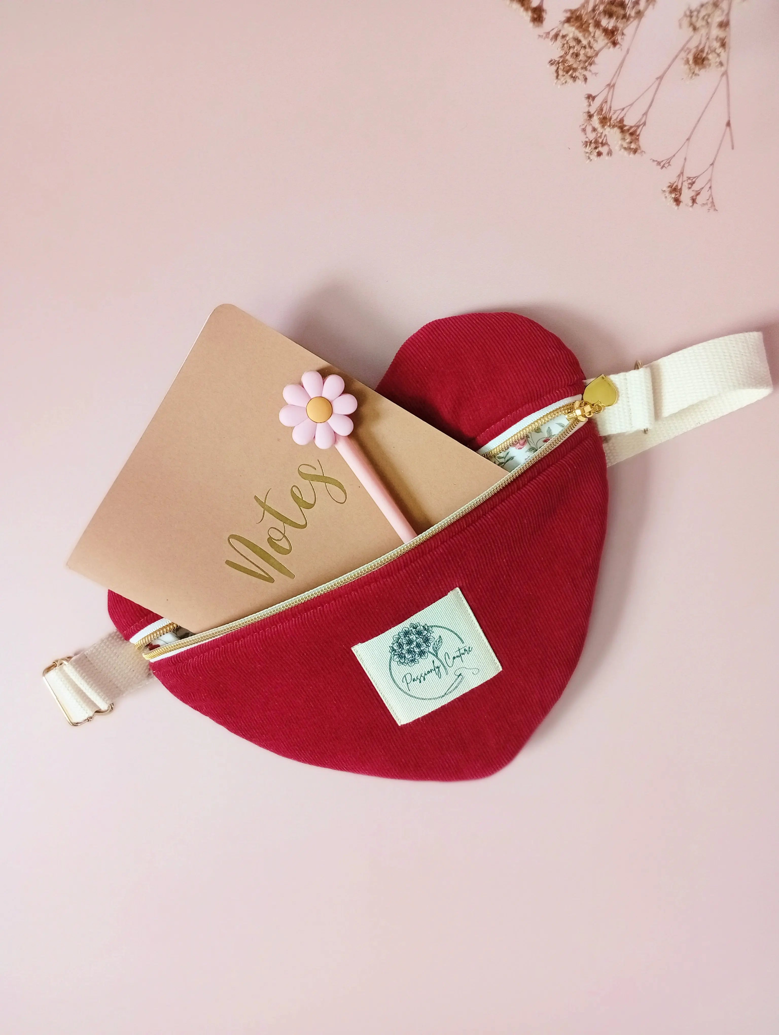 besace coeur velours milleraie bordeaux 100% coton biologique vue de face avec accessoires - Passionly Couture