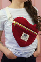 besace coeur velours milleraie bordeaux 100% coton biologique portée sur mannequin -  Passionly Couture