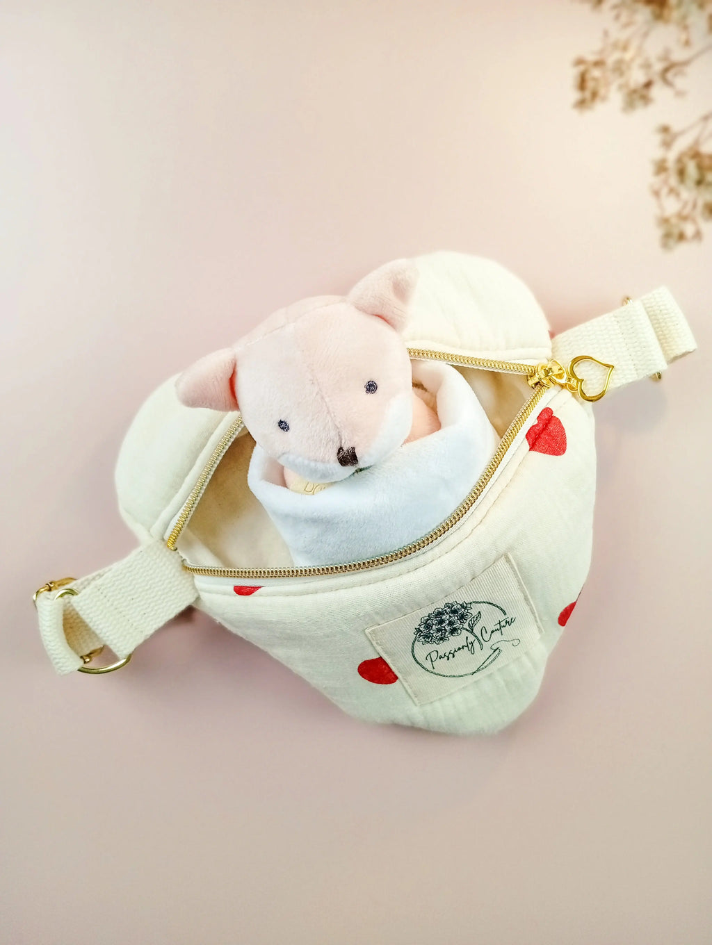 Mini besace bébé en double gaze 100%coton bio coloris vanille imprimé coeur vue de face avec doudou - Passionly Couture