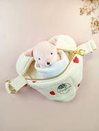 Mini besace bébé en double gaze 100%coton bio coloris vanille imprimé coeur vue de face avec doudou - Passionly Couture