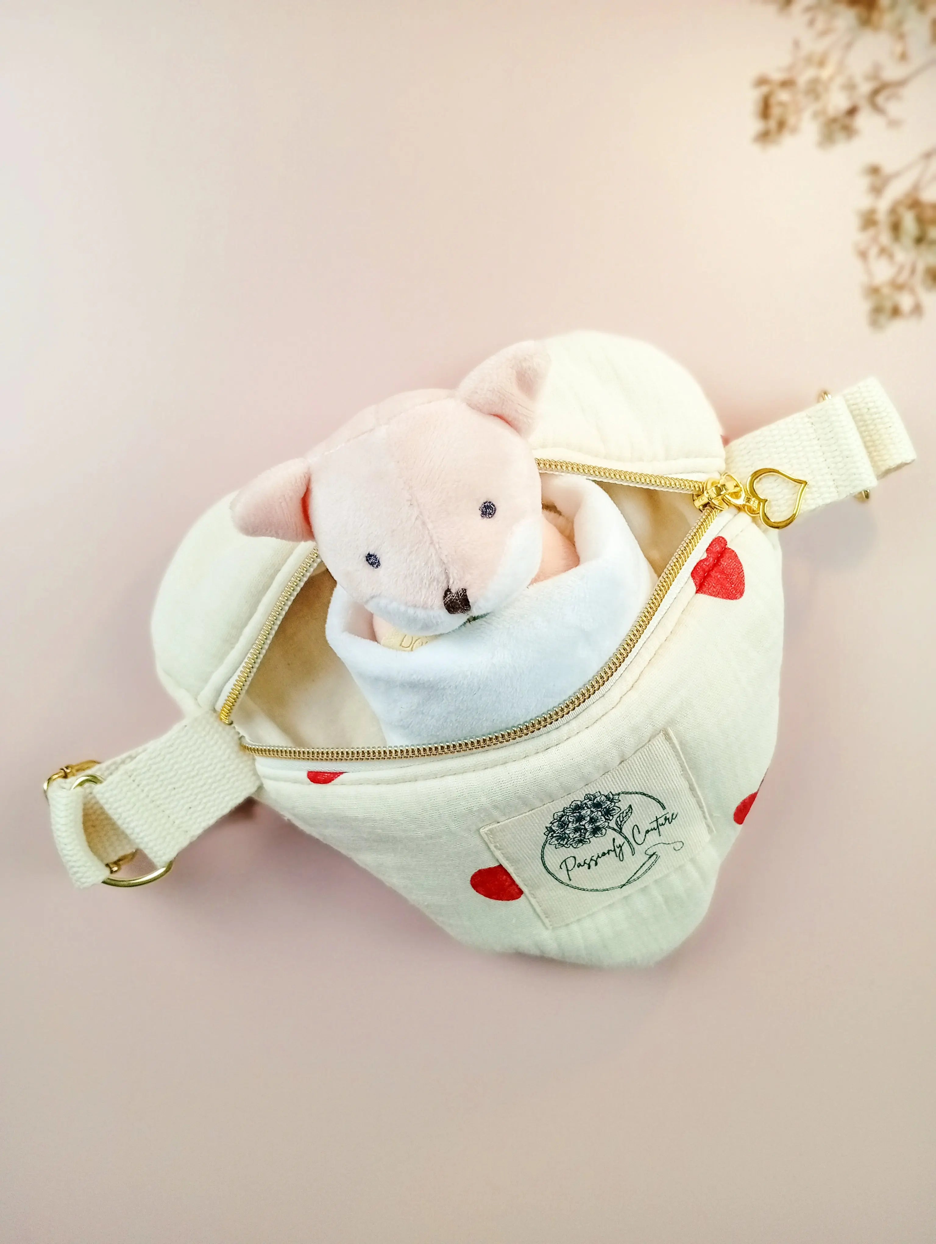 Mini besace bébé en double gaze 100%coton bio coloris vanille imprimé coeur vue de face avec doudou - Passionly Couture