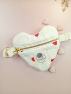 Mini besace bébé en Double gaze 100%coton bio coloris vanille imprimé coeur vue de face - Passionly Couture