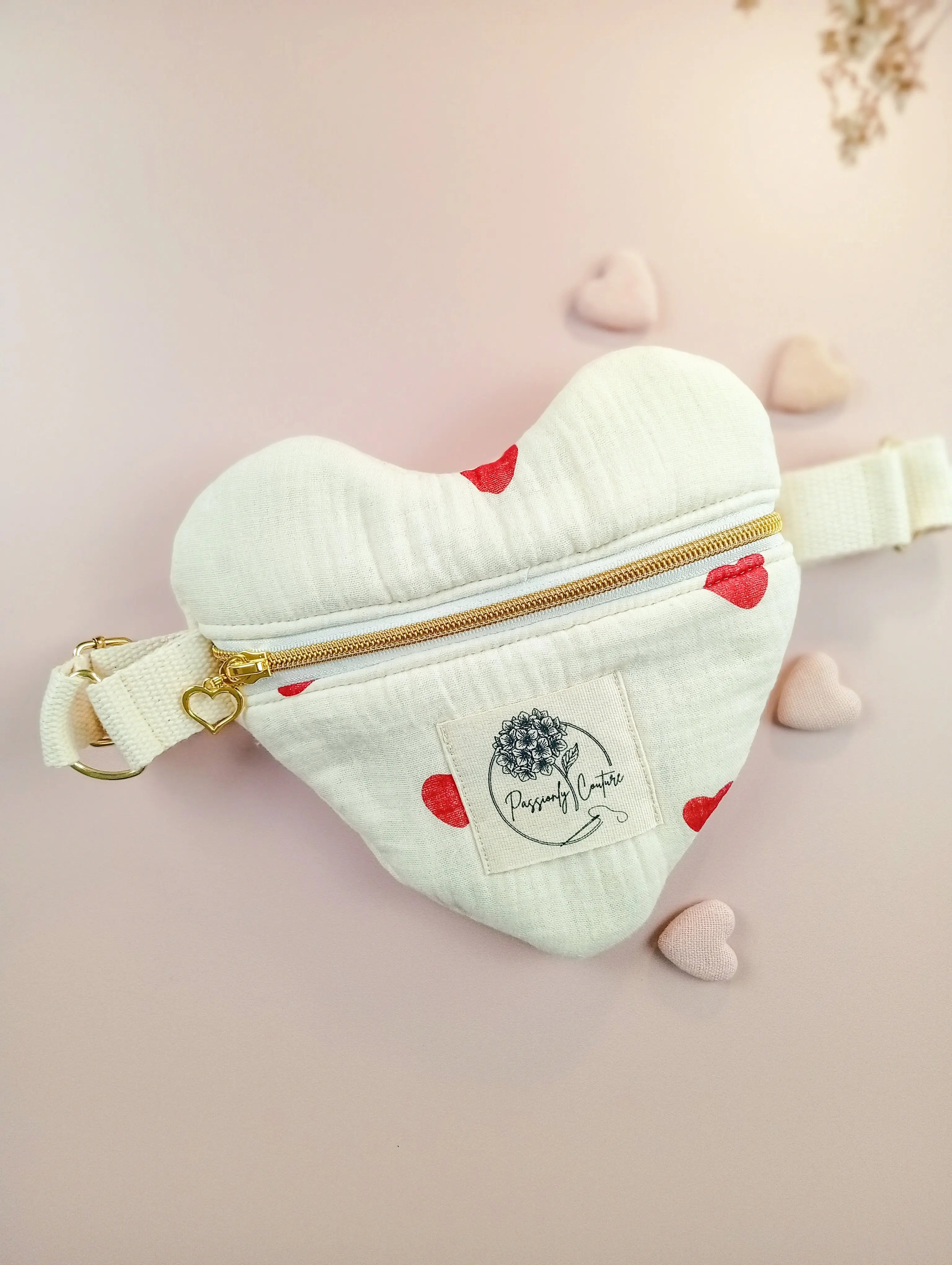 Mini besace bébé en Double gaze 100%coton bio coloris vanille imprimé coeur vue de face - Passionly Couture