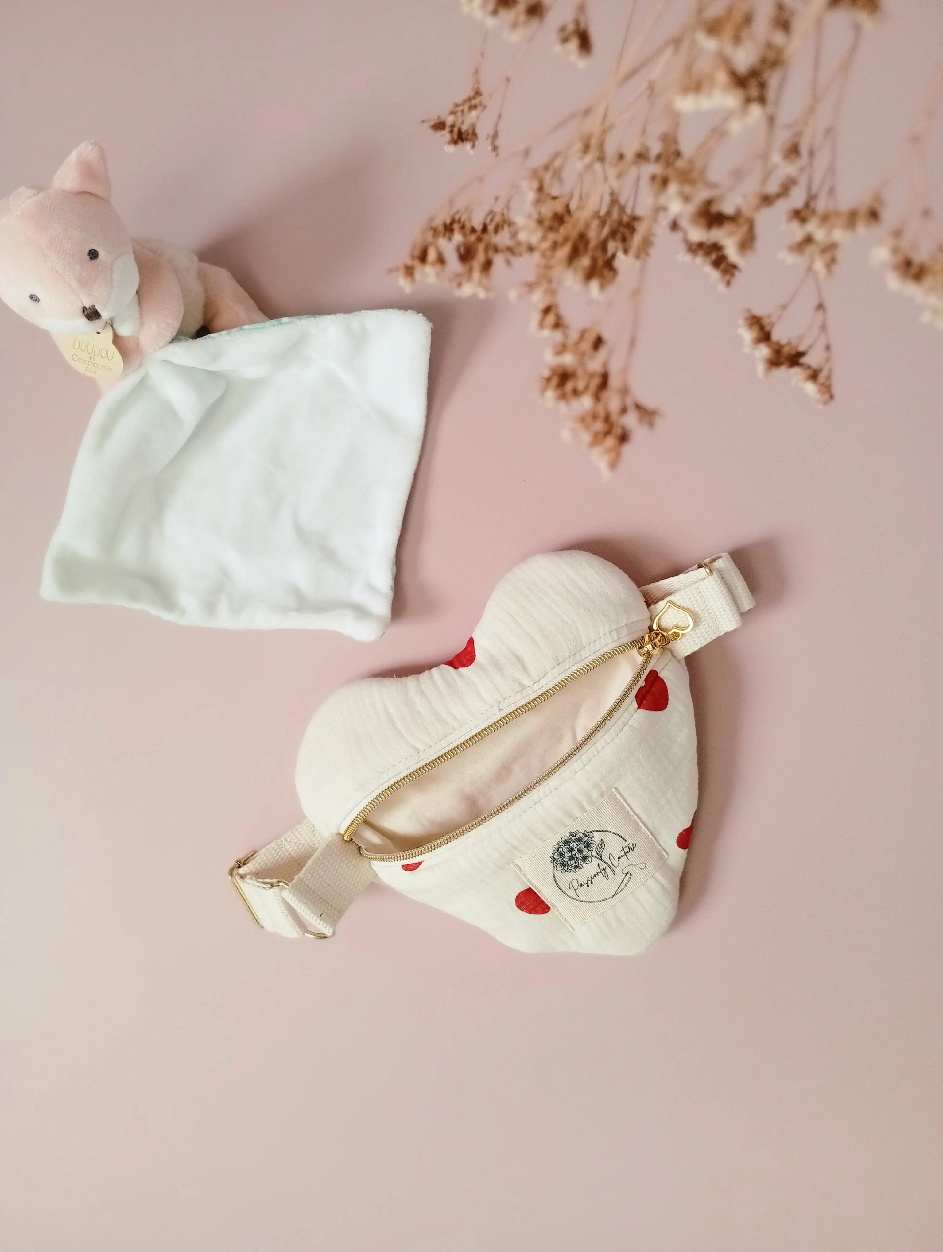 Mni besace bébé en double gaze 100%coton bio coloris vanille imprimé coeur vue de l'intérieur - Passionly Couture