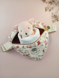 Passionly Couture - Mini Besace Coeur - Tulipe en Popeline 100%coton Bio coloris Ivoire imprimé fleuri Vintage - Vue de face avec doudou