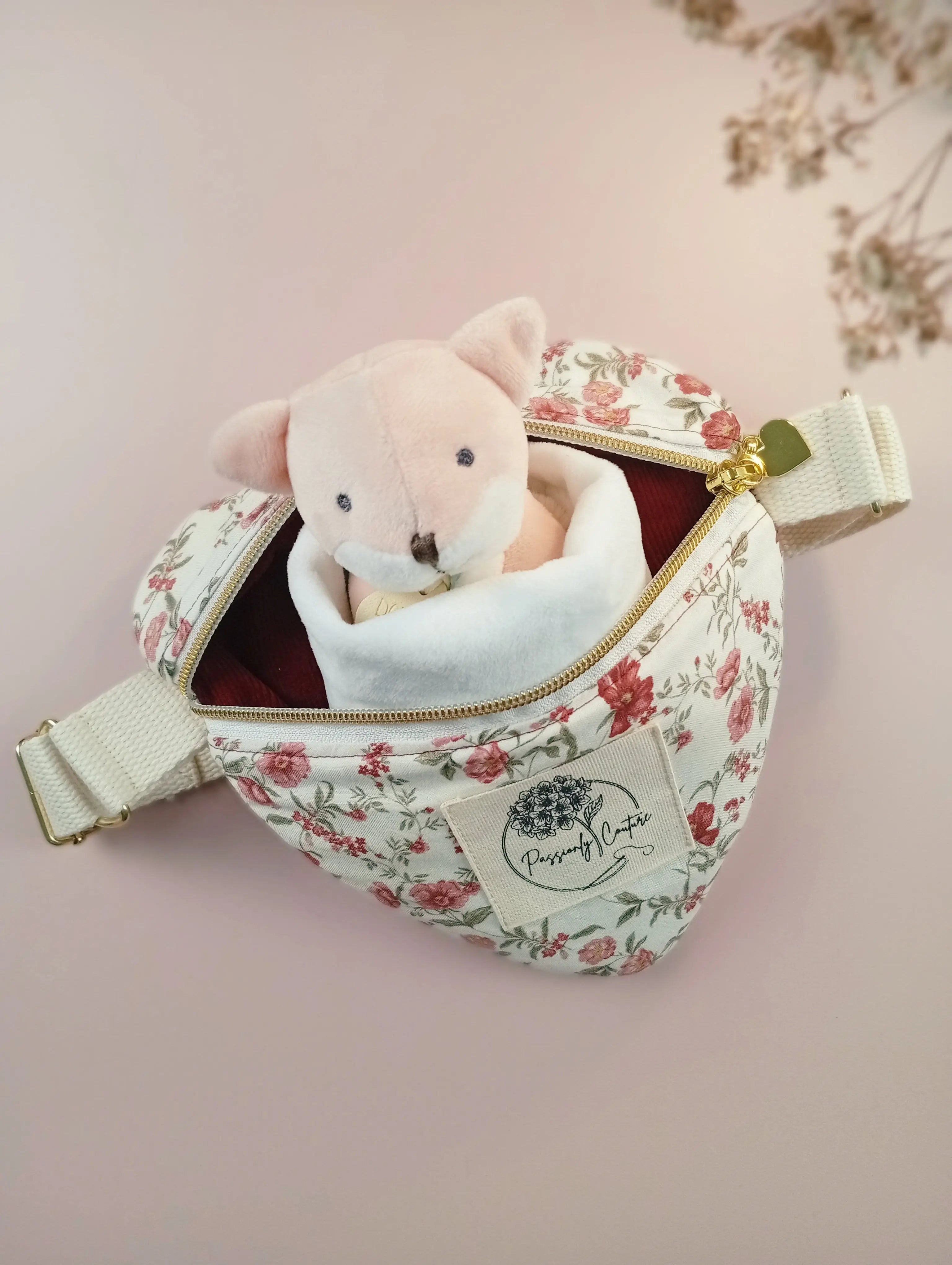 Passionly Couture - Mini Besace Coeur - Tulipe en Popeline 100%coton Bio coloris Ivoire imprimé fleuri Vintage - Vue de face avec doudou