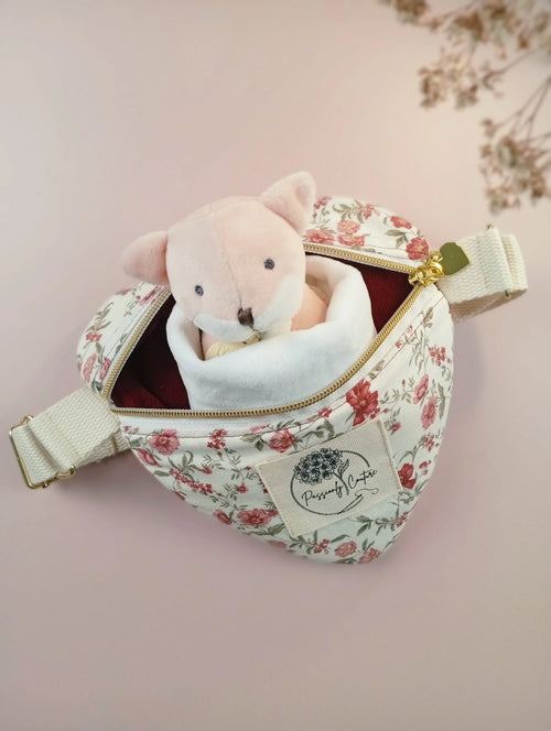 Passionly Couture - Mini Besace Coeur - Tulipe en Popeline 100%coton Bio coloris Ivoire imprimé fleuri Vintage - Vue de face avec doudou
