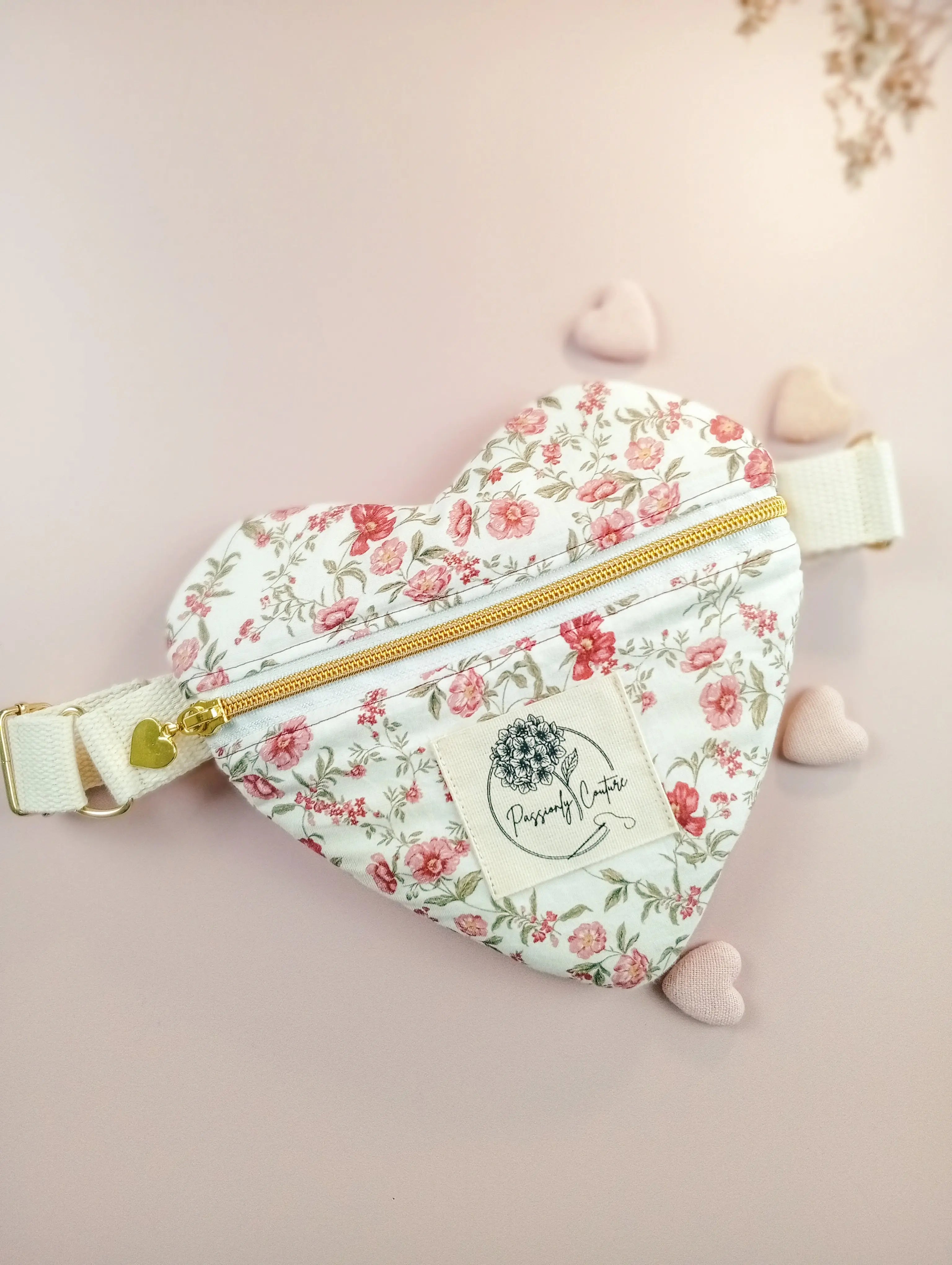 Passionly Couture - Mini Besace Coeur - Tulipe en Popeline 100%coton Bio coloris Ivoire imprimé fleuri Vintage - Vue de face