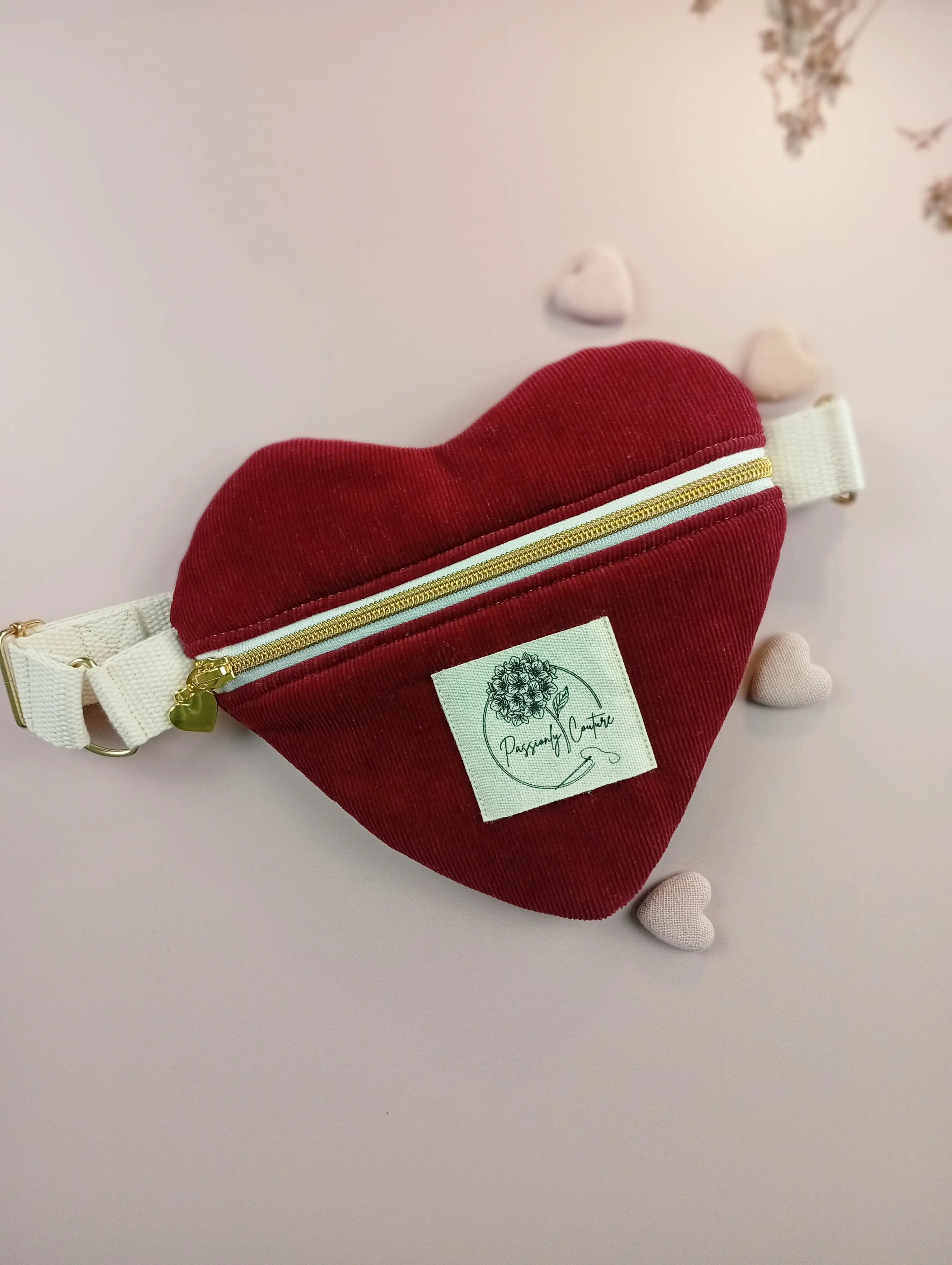 Passionly Couture - Mini Besace Coeur - Tulipe  en Velours milleraie 100%coton Bio coloris Bordeaux - Vue de face