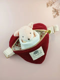 Passionly Couture - Mini Besace Coeur - Tulipe  en Velours milleraie 100%coton Bio coloris Bordeaux - Vue de face avec doudou