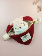 Passionly Couture - Mini Besace Coeur - Tulipe  en Velours milleraie 100%coton Bio coloris Bordeaux - Vue de face avec doudou