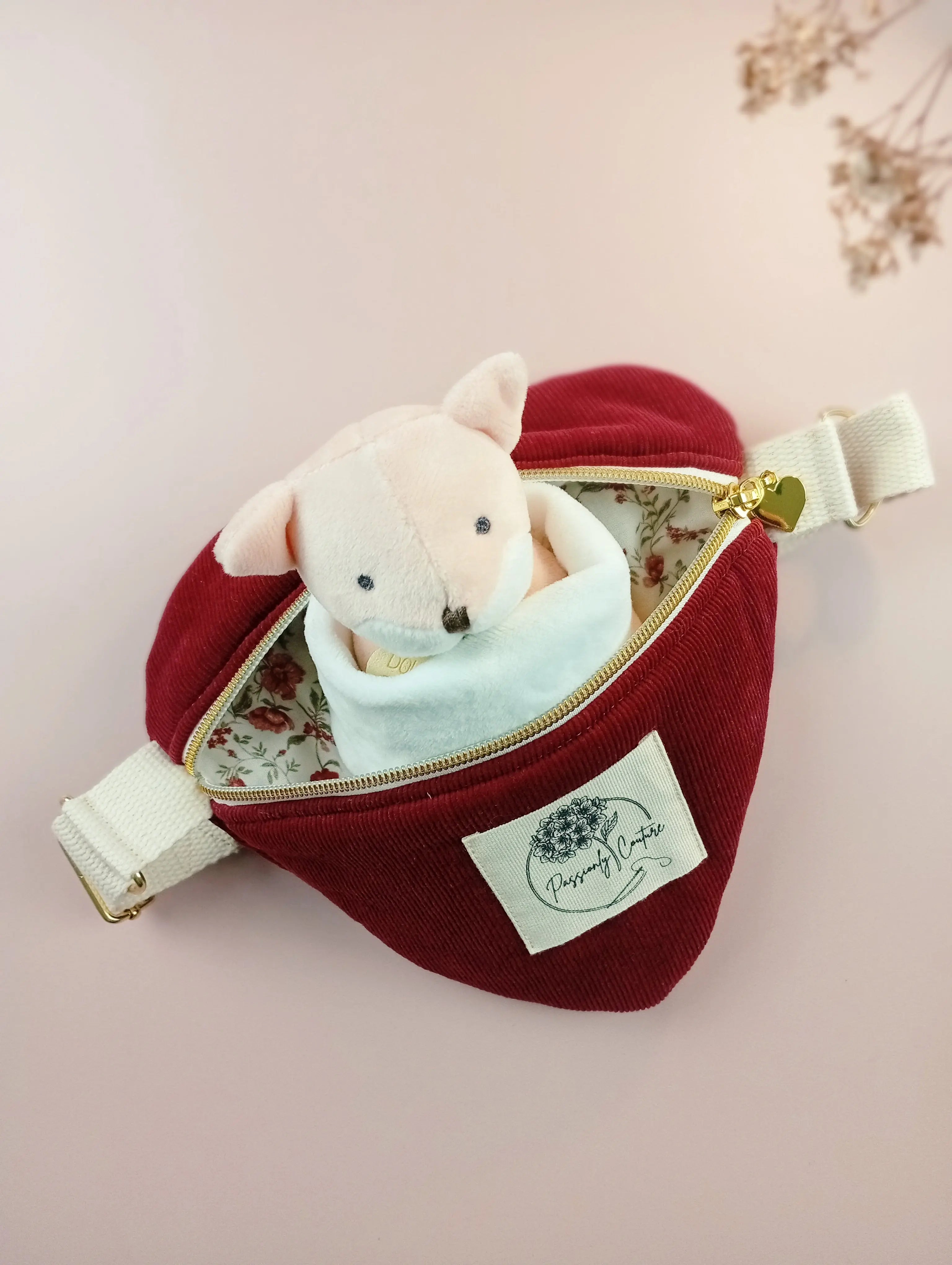 Passionly Couture - Mini Besace Coeur - Tulipe  en Velours milleraie 100%coton Bio coloris Bordeaux - Vue de face avec doudou