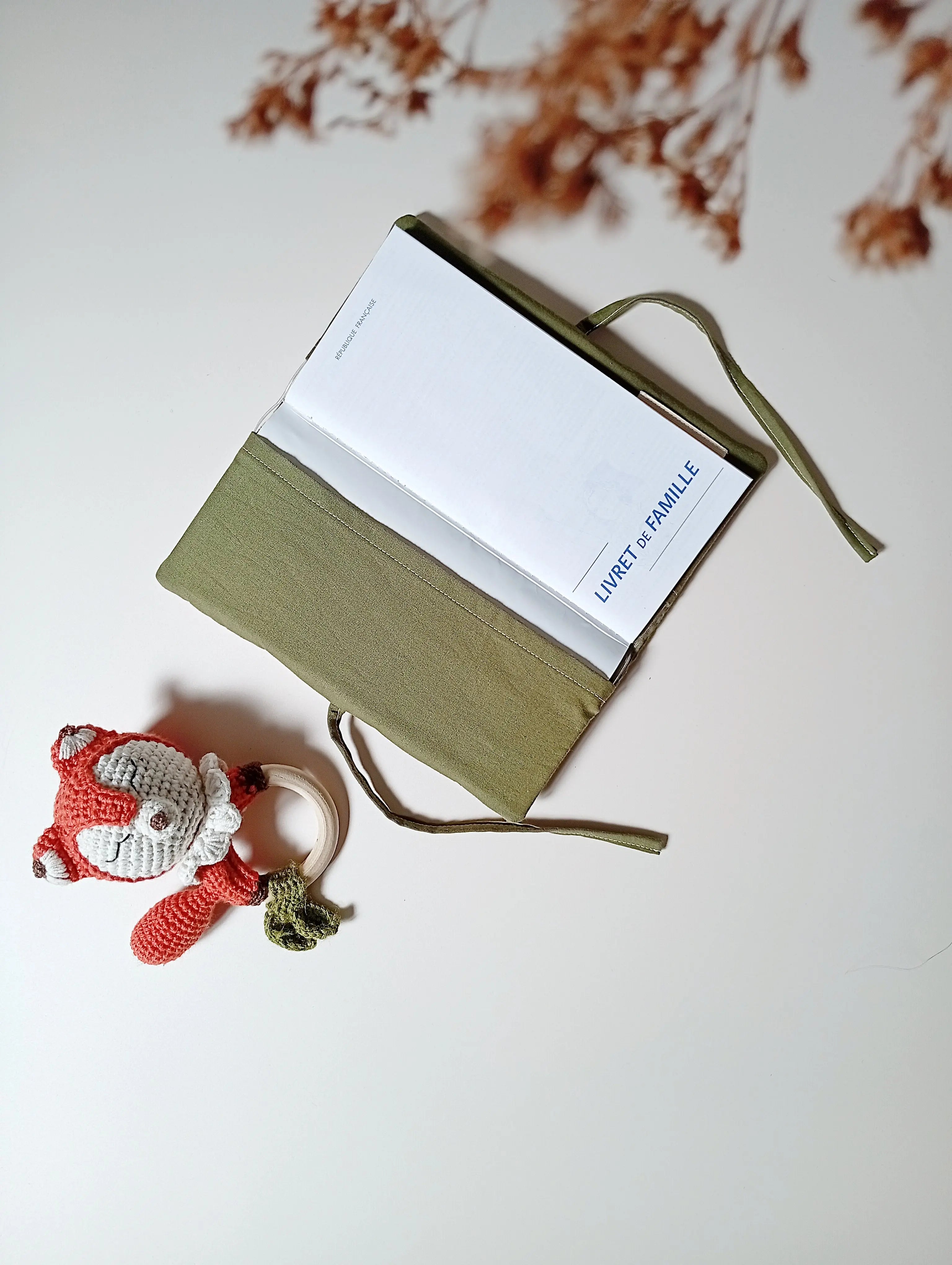 Protège livret de famille vert olive avec livret intérieur coton bio - Passionly Couture